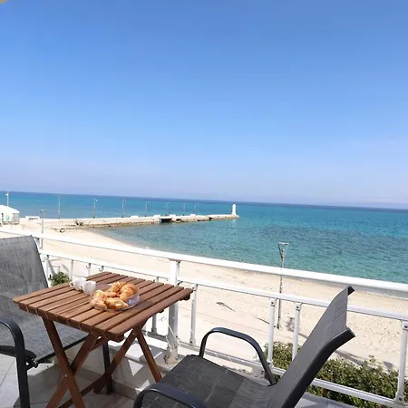 Take Me To The Sea 3 - Beachfront, Starlink, Location Ferienhaus Pefkochori